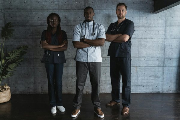 Quels exercices spécifiques peuvent aider à améliorer la posture et réduire les douleurs dorsales ?